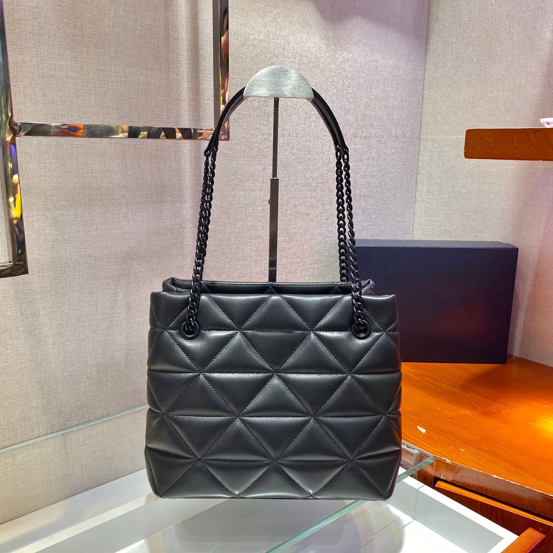 2023 New women's Tote bag High-end quality shoulder bag quilted soft sheep leather material sliding the same color metal chain shoulder lightweight and stylish 1BG298, Black
2023 New women's Tote bag High-end quality shoulder bag quilted soft sheep leather material sliding the same color metal chain shoulder lightweight and stylish 1BG298, Black