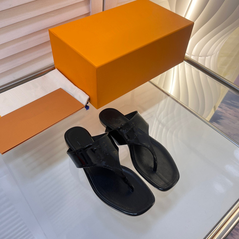 Designer sandals ladies slippers summer flat leather shoes fashion beach women luxury slippers letter drag 0626, 06
Designer sandals ladies slippers summer flat leather shoes fashion beach women luxury slippers letter drag 0626, 06