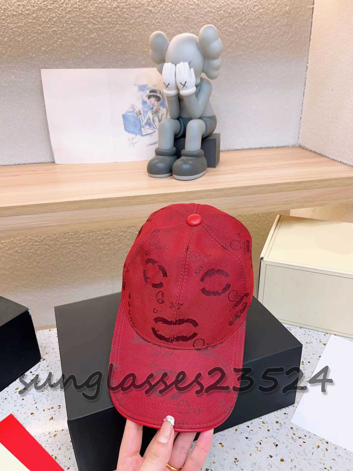 Luxury Designer Alphabet Baseball Cap Fisherman Hat Women's Hat Men's Hollow Embroidery Sunshade Fashion Casual Design Hat Sunscreen Super high quality Red hat
Luxury Designer Alphabet Baseball Cap Fisherman Hat Women's Hat Men's Hollow Embroidery Sunshade Fashion Casual Design Hat Sunscreen Super high quality Red hat