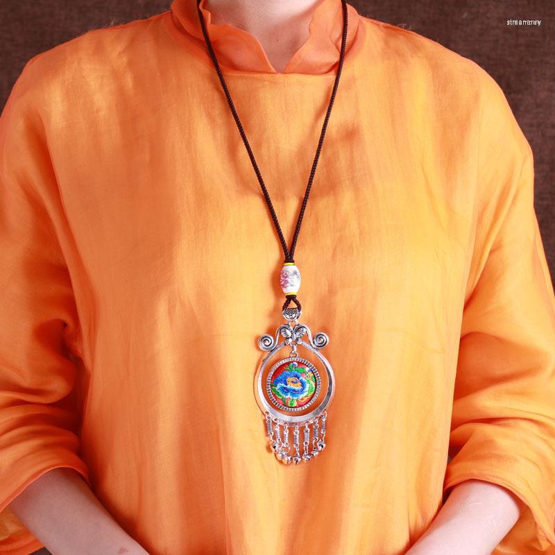 Necklace Earrings Set Landie Original Ethnic Miao Retro Embroidered Flowers Hollowed Out Yin Sweater Chain Jewelry Manufacturers., Picture shown
Necklace Earrings Set Landie Original Ethnic Miao Retro Embroidered Flowers Hollowed Out Yin Sweater Chain Jewelry Manufacturers., Picture shown