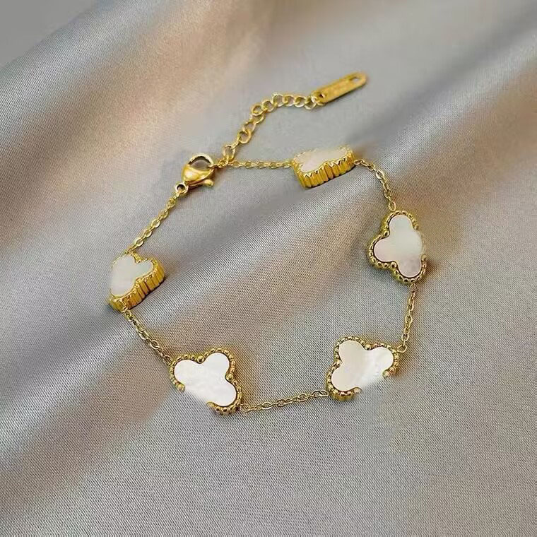 2023 Classic designer fashion Clover bracelet for women 4/Four-leaf flower simple charm bracelet without box
2023 Classic designer fashion Clover bracelet for women 4/Four-leaf flower simple charm bracelet without box