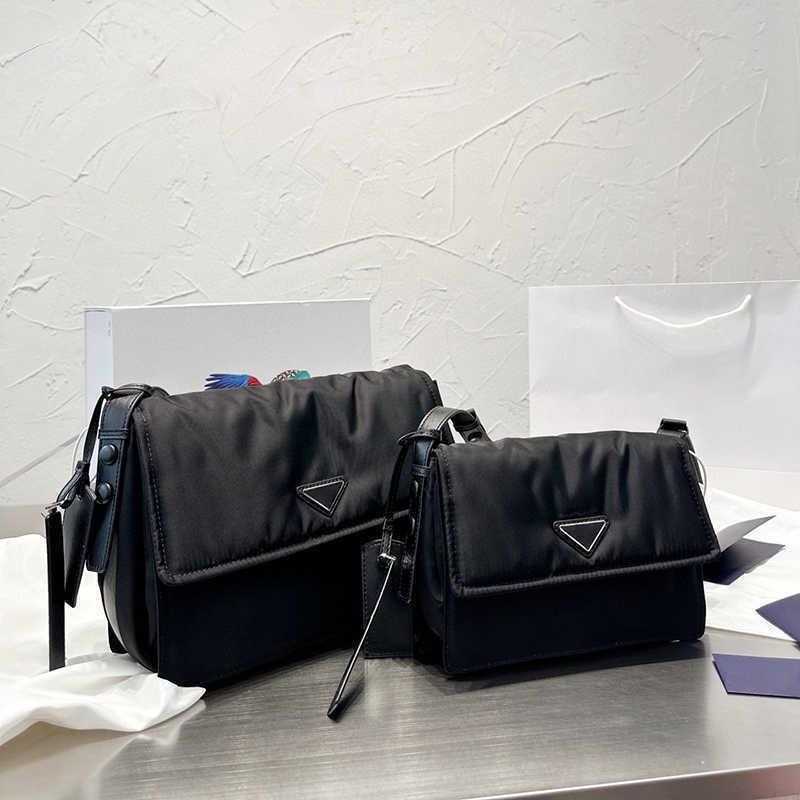 NEW PD 2 Size Messenger Bags Triangle logo Shoulder Bags Women Simple Bag Mens Biack Designer Designers Crossbody Bags Solid Color Wallet Luxurys Handbag 230117, Black
NEW PD 2 Size Messenger Bags Triangle logo Shoulder Bags Women Simple Bag Mens Biack Designer Designers Crossbody Bags Solid Color Wallet Luxurys Handbag 230117, Black