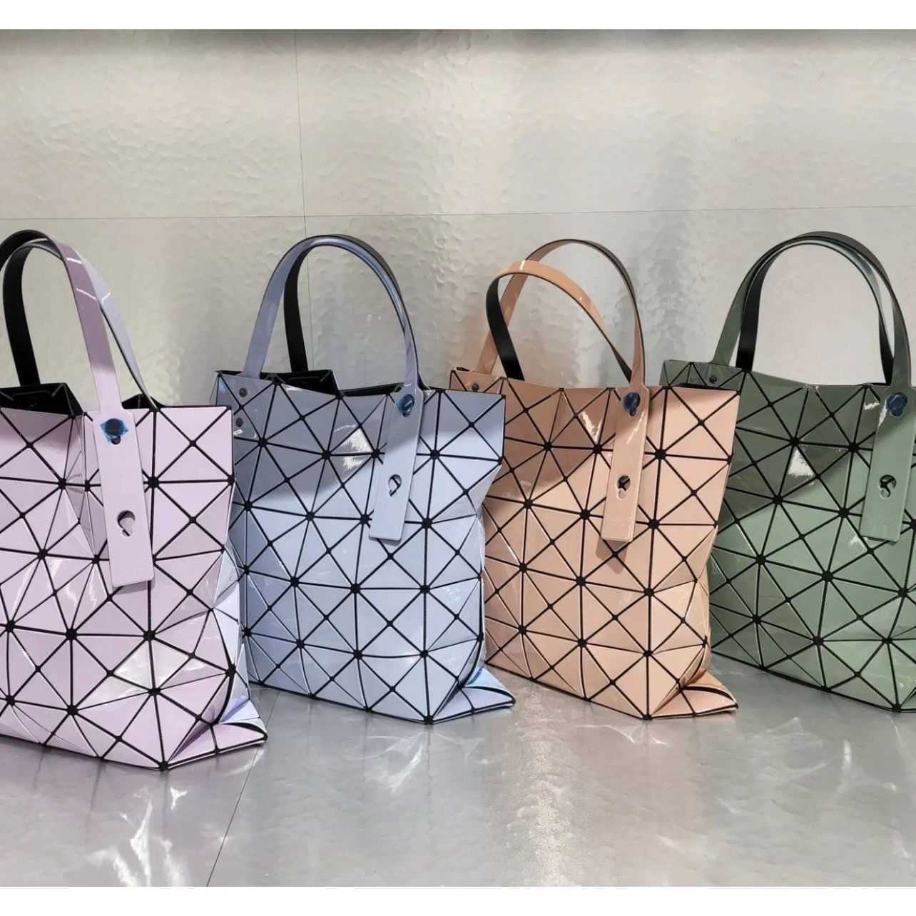 designer bag designer Isseyss tote Miyake bag Japan ISSEYMIYAK Lifelong Bag Women's Six Compartment Lingge Shoulder Limited Handbag WIH3 YMXK, 6 grid bright silver
designer bag designer Isseyss tote Miyake bag Japan ISSEYMIYAK Lifelong Bag Women's Six Compartment Lingge Shoulder Limited Handbag WIH3 YMXK, 6 grid bright silver