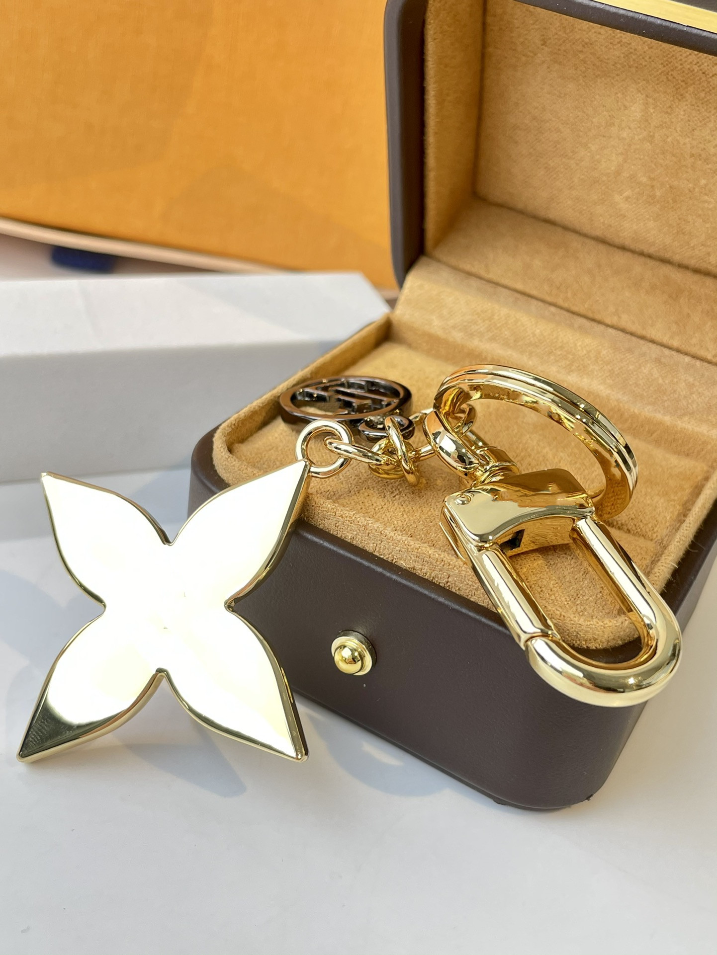 2023 Fashion Keychain Key Buckle Letters rings Design Handmade Lover Cartoon Car Leather ring bags Keychains Men Women Bag Pendants Top Quality
2023 Fashion Keychain Key Buckle Letters rings Design Handmade Lover Cartoon Car Leather ring bags Keychains Men Women Bag Pendants Top Quality