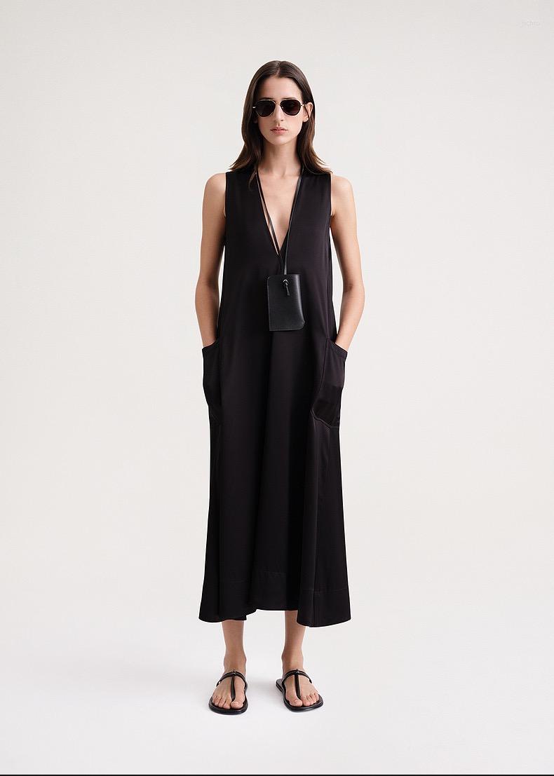 Casual Dresses T0teme Summer Women Dress VIscose Sleeveless Deep V-Neck High Street Black Color Ankle Length Loose Relex Pocket
Casual Dresses T0teme Summer Women Dress VIscose Sleeveless Deep V-Neck High Street Black Color Ankle Length Loose Relex Pocket