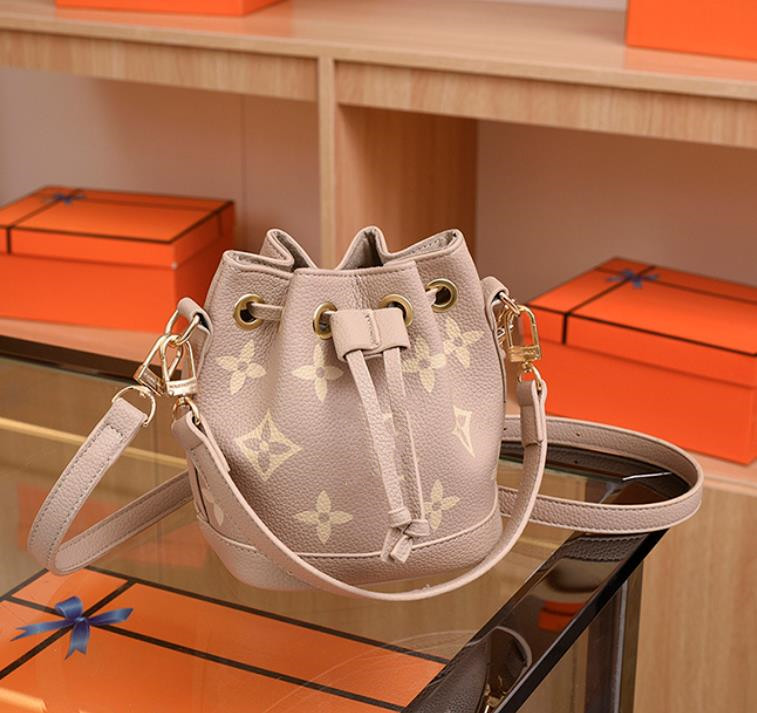 New fashion casual crossbody mini drawstring bucket drawstring hand bags woman single shoulder, 15*16*12cm
New fashion casual crossbody mini drawstring bucket drawstring hand bags woman single shoulder, 15*16*12cm