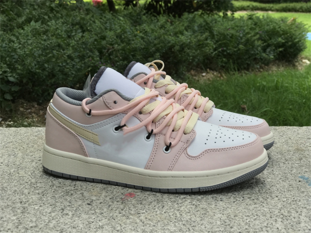 1s Low Basketball Shoes Vintage Grey White Pink Jumpman 1 Designer Shoes Sneakers With Original Box
1s Low Basketball Shoes Vintage Grey White Pink Jumpman 1 Designer Shoes Sneakers With Original Box