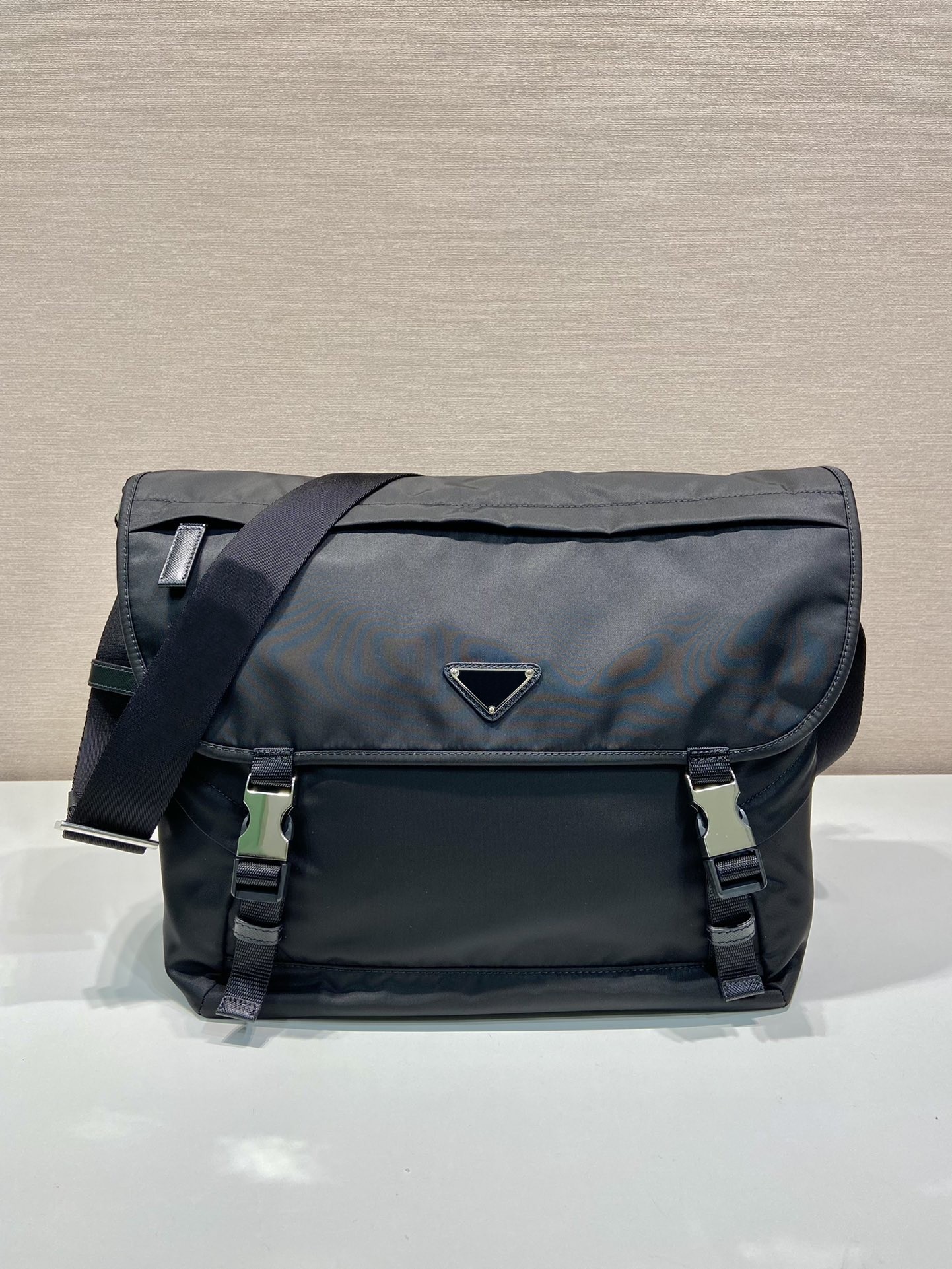 2023 new men's messenger bag high-end quality crossbody bag nylon fabric design shoulder bag flap and press the lock to open and close large space 2VD052, Black
2023 new men's messenger bag high-end quality crossbody bag nylon fabric design shoulder bag flap and press the lock to open and close large space 2VD052, Black