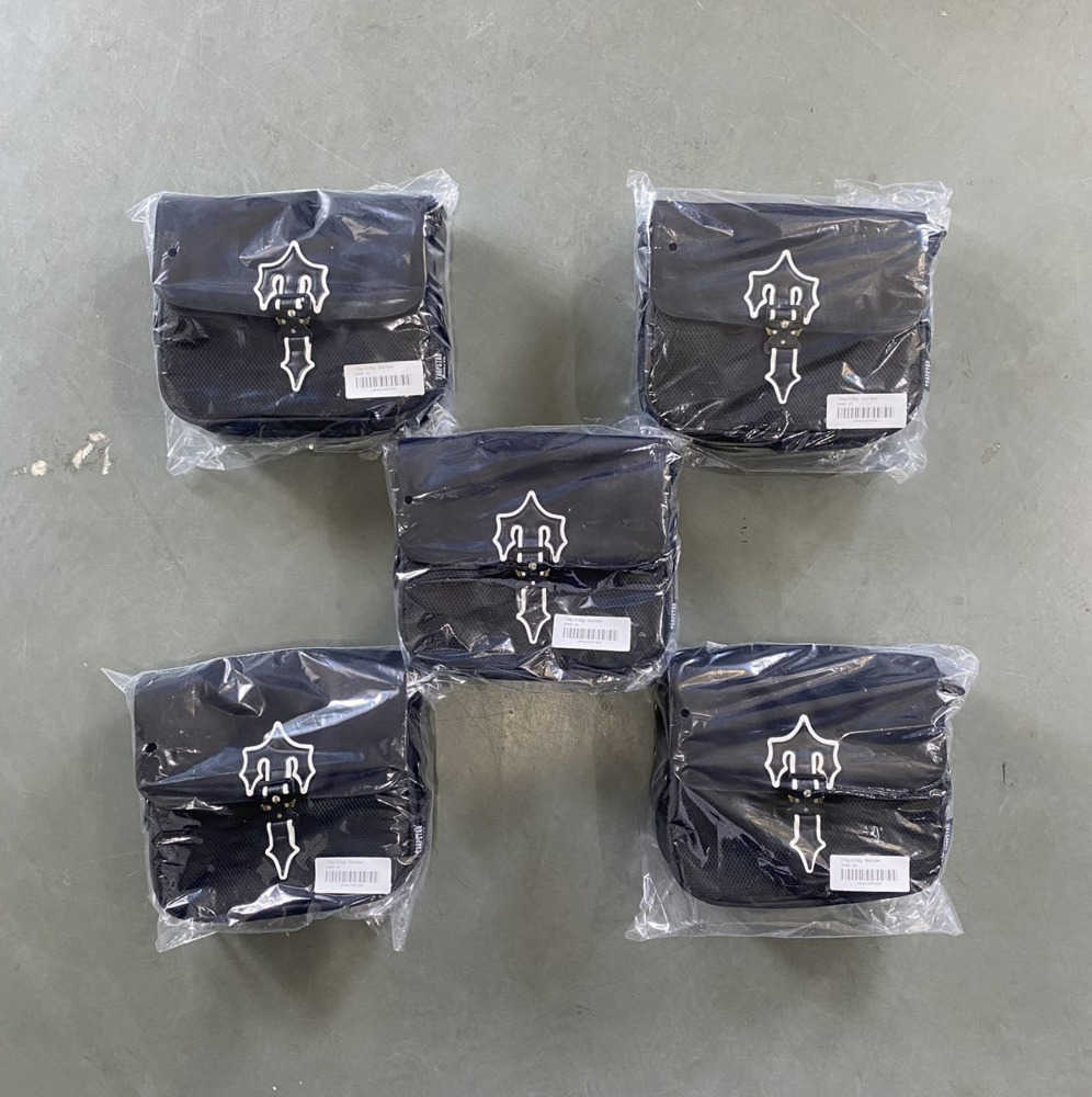 Shoulder Bags UK London Designer Trapstar Messenger Wallet 2.0 bag-black/White 1 Top Quality High Street Tidal flow design 652ess, Red
Shoulder Bags UK London Designer Trapstar Messenger Wallet 2.0 bag-black/White 1 Top Quality High Street Tidal flow design 652ess, Red
