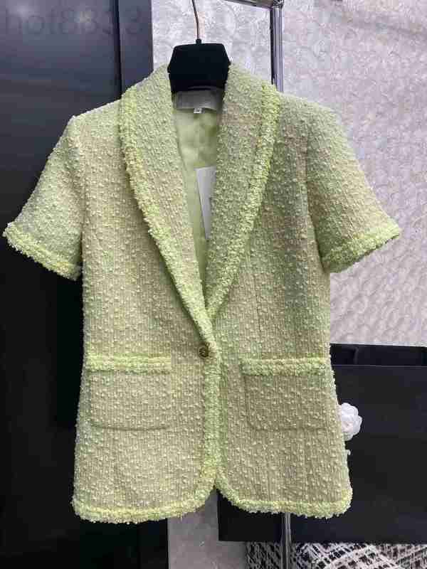 Women' Jackets Designer High End 2023 Summer New Style Temperament Large Polo Collar Waist Slim Short Sleeve Woolen Coat AJMM, Yellow-green
Women' Jackets Designer High End 2023 Summer New Style Temperament Large Polo Collar Waist Slim Short Sleeve Woolen Coat AJMM, Yellow-green