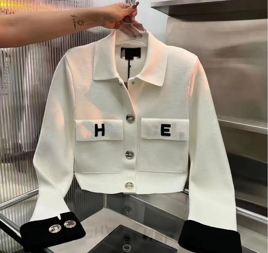 lululemen jacketDesigner Women's Jackets Top Quality lapel Polo Fashion Chest Pocket slim fit white Embroidery Printed Metal Buckle Knitted Long-sleeved Cardigan
lululemen jacketDesigner Women's Jackets Top Quality lapel Polo Fashion Chest Pocket slim fit white Embroidery Printed Metal Buckle Knitted Long-sleeved Cardigan