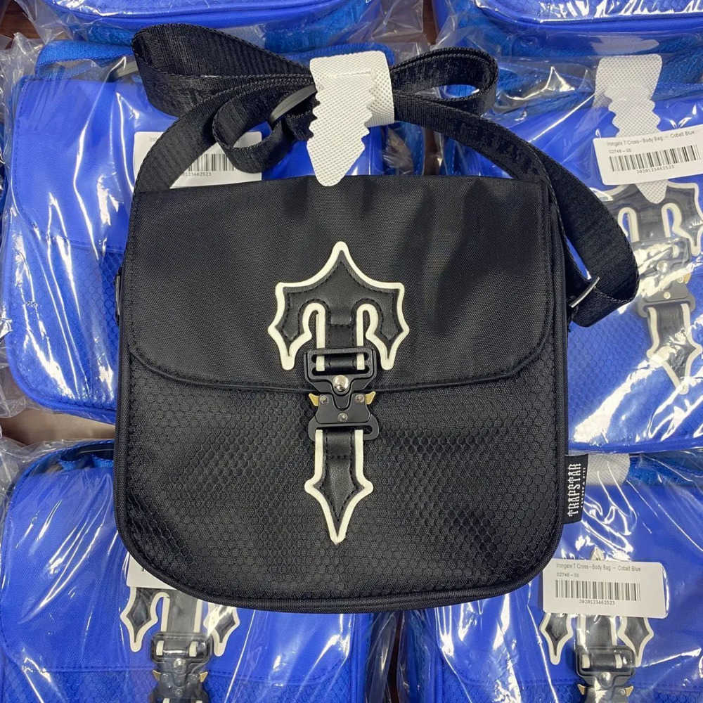 Cross Body Trapstars Messenger nylon Crossbody Bag womens mens Rapper UK HOT IRONGATE COBRA T Luxury Designer Handbag Shoulder clutch Tidal flow design 659ess, Blue
Cross Body Trapstars Messenger nylon Crossbody Bag womens mens Rapper UK HOT IRONGATE COBRA T Luxury Designer Handbag Shoulder clutch Tidal flow design 659ess, Blue