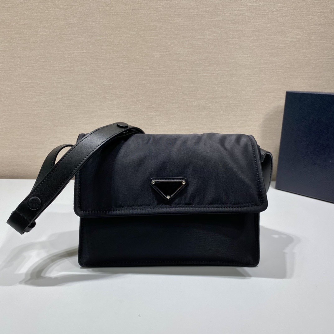 1BD258 explosive men's and women's messenger bags high-end quality crossbody bag with unique nylon lining to create a shoulder bag overall low-key luxury and versatile
1BD258 explosive men's and women's messenger bags high-end quality crossbody bag with unique nylon lining to create a shoulder bag overall low-key luxury and versatile