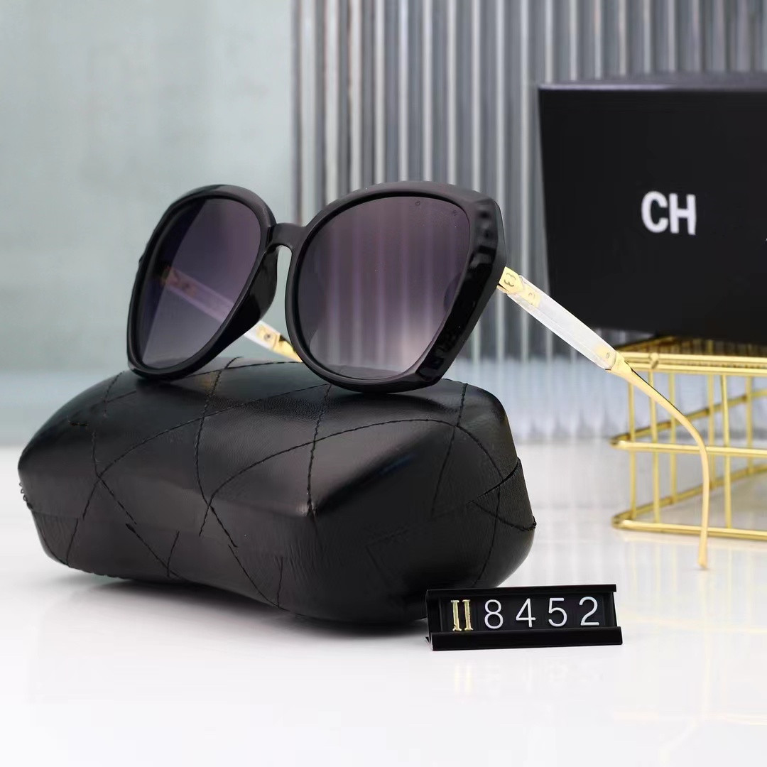 Designer Sunglasses For Women and Men Fashion Model Special UV 400 Protection Letter Big Leg Double Beam Frame Outdoor Brands Design Alloy Diamond Sunglasses 8452
Designer Sunglasses For Women and Men Fashion Model Special UV 400 Protection Letter Big Leg Double Beam Frame Outdoor Brands Design Alloy Diamond Sunglasses 8452