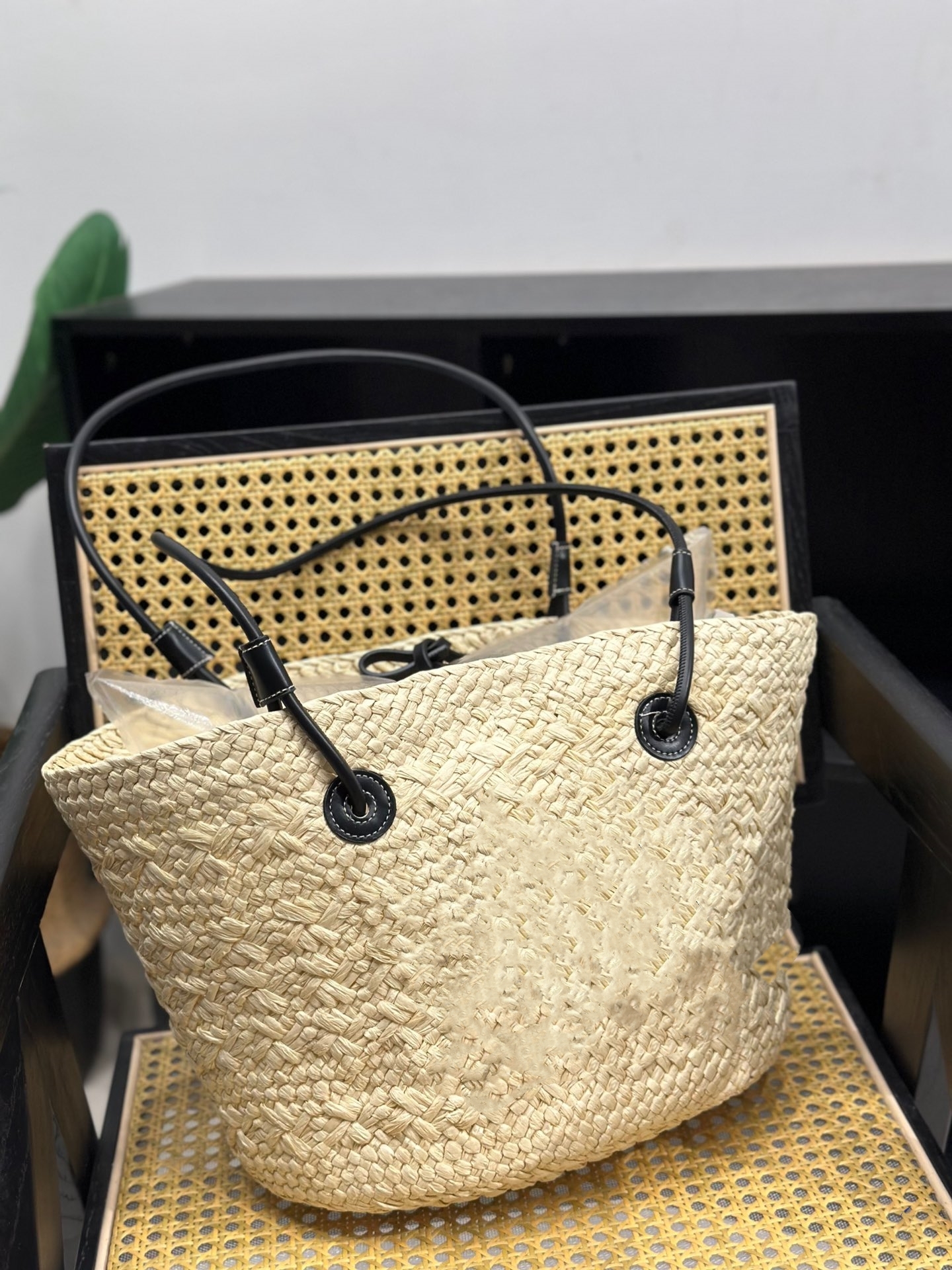 Designer bag 23ss Anagram Basket embroidered logo grass woven shopping bag Vegetable basket beach bag holiday tote bag Underarm bag, Black
Designer bag 23ss Anagram Basket embroidered logo grass woven shopping bag Vegetable basket beach bag holiday tote bag Underarm bag, Black