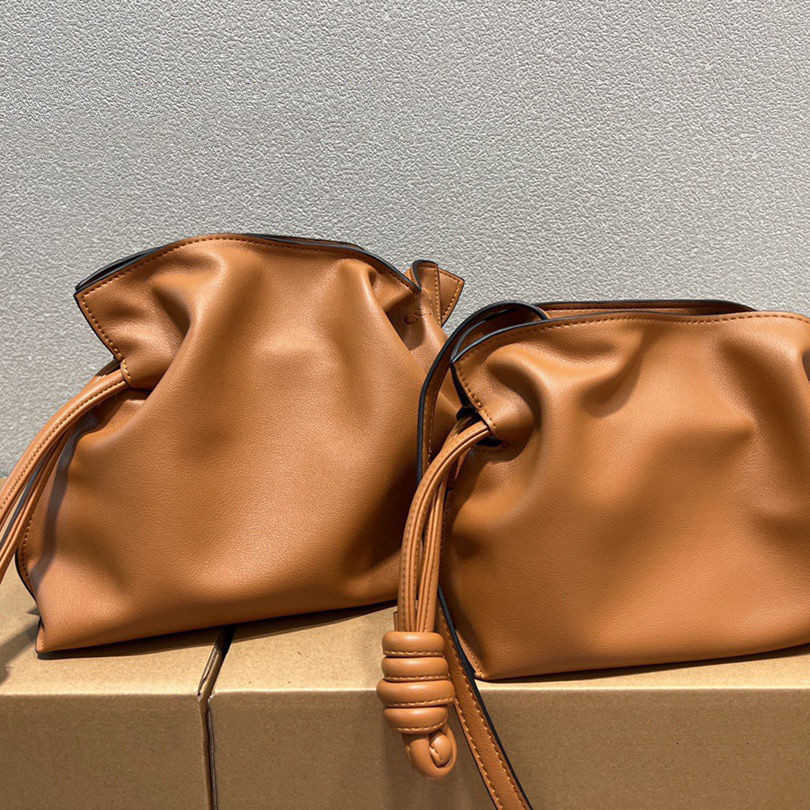 Fashion handbag Tote Bag Lowe Women's top leather drawstring dumpling bag Multi-functional large capacity luxury crossbody bag, Black trumpet
Fashion handbag Tote Bag Lowe Women's top leather drawstring dumpling bag Multi-functional large capacity luxury crossbody bag, Black trumpet