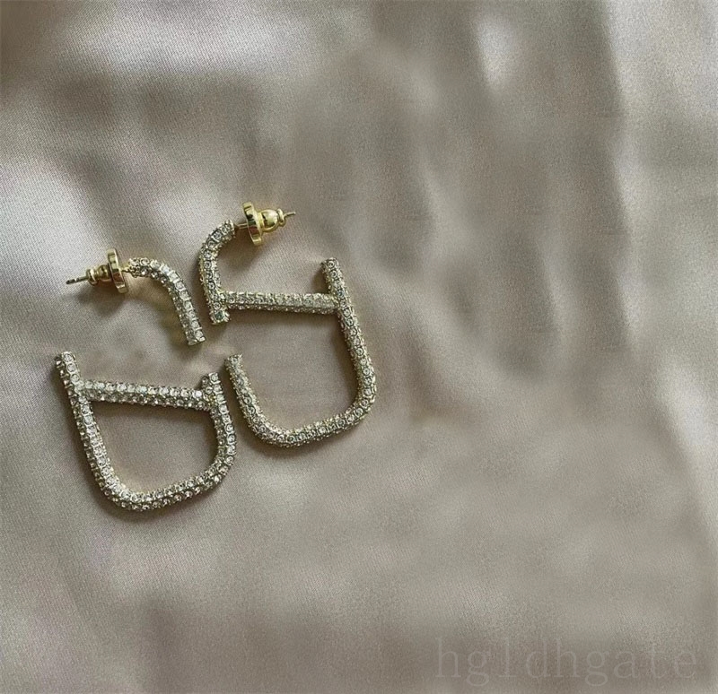 Iced out designer earings letter diamond earrings for women trendy luxuries cjeweler orecchini plated gold buckle fashion stud earring shinny rhinestone ZB031 C23
Iced out designer earings letter diamond earrings for women trendy luxuries cjeweler orecchini plated gold buckle fashion stud earring shinny rhinestone ZB031 C23