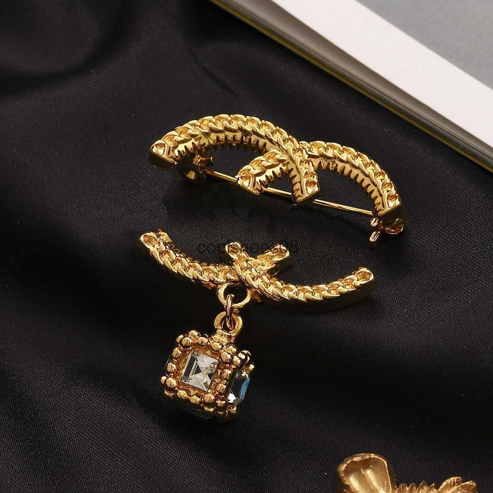 Luxury Design Jewelry Pearl Brooch Women Love Diamond Alphabet Inlaid Pin Brooch Fashion Couple Clothes Accessories Gift 18k Gold Plated 925 Silver
Luxury Design Jewelry Pearl Brooch Women Love Diamond Alphabet Inlaid Pin Brooch Fashion Couple Clothes Accessories Gift 18k Gold Plated 925 Silver