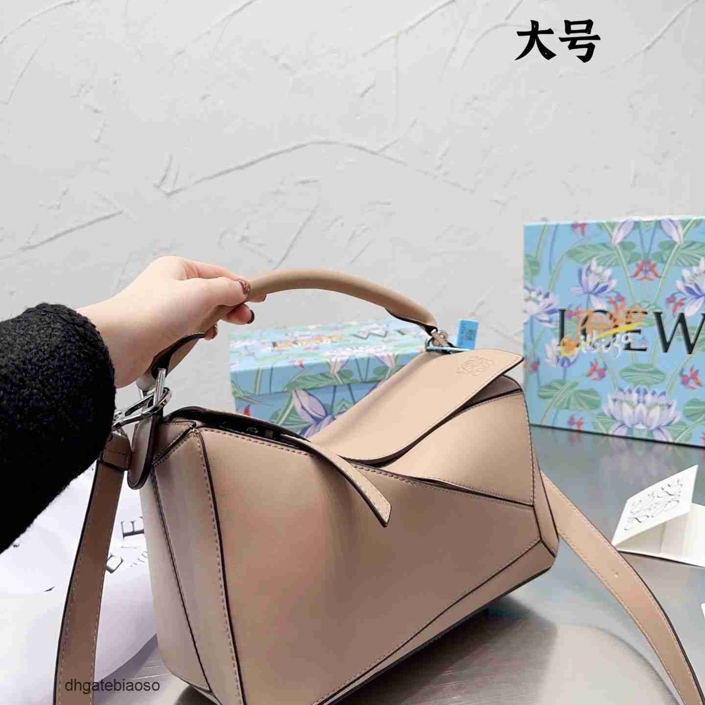 Tote Puzzle Crossbody 2023 Loews Bags Designer Outdoor Handbag Bag Geometry Girl Leather Portable Boston 8ifb, Litchi grain black
Tote Puzzle Crossbody 2023 Loews Bags Designer Outdoor Handbag Bag Geometry Girl Leather Portable Boston 8ifb, Litchi grain black