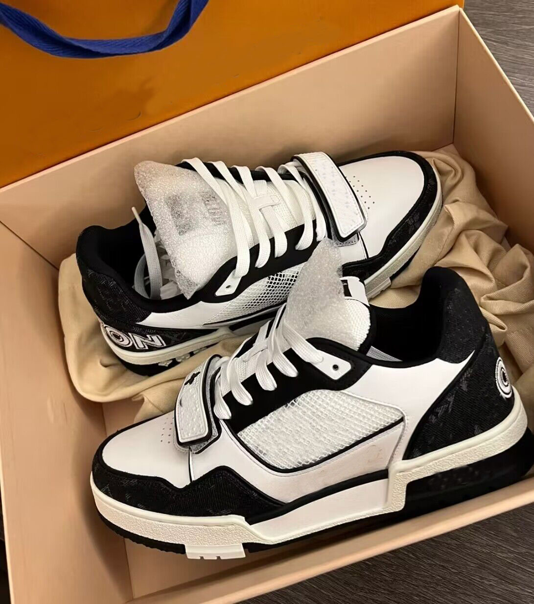 Perfect Vintage Abloh Men Sneakers Shoes Denim Mesh Leather Rubber Sole Velcro Strap Trainers Virgil Party Wedding Dress Luxury Brand Skateboard Walking EU38-46
Perfect Vintage Abloh Men Sneakers Shoes Denim Mesh Leather Rubber Sole Velcro Strap Trainers Virgil Party Wedding Dress Luxury Brand Skateboard Walking EU38-46