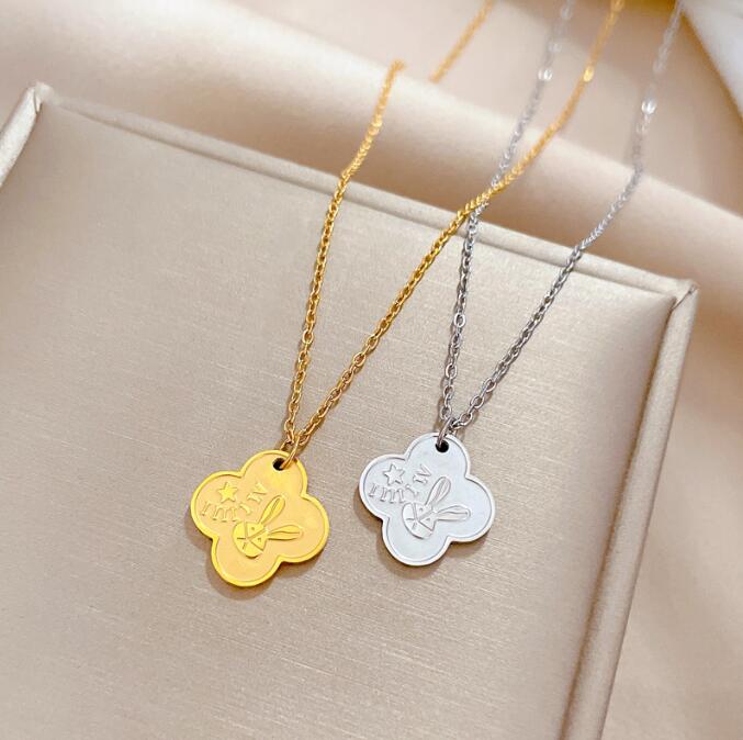 Designer Pendant Necklaces for Women 4/Four Leaf Clover Locket Necklace Highly Quality Choker Chains Designer Jewelry 18K Plated Gold Girls Gift
Designer Pendant Necklaces for Women 4/Four Leaf Clover Locket Necklace Highly Quality Choker Chains Designer Jewelry 18K Plated Gold Girls Gift
