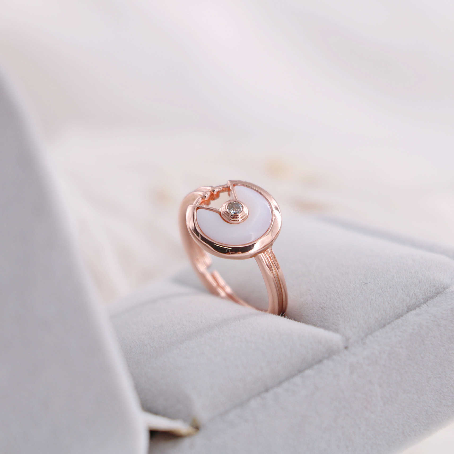high-quality Charm Carti's classic fritillary amulet opening ring simple and gentle temperament light extravagant style
high-quality Charm Carti's classic fritillary amulet opening ring simple and gentle temperament light extravagant style