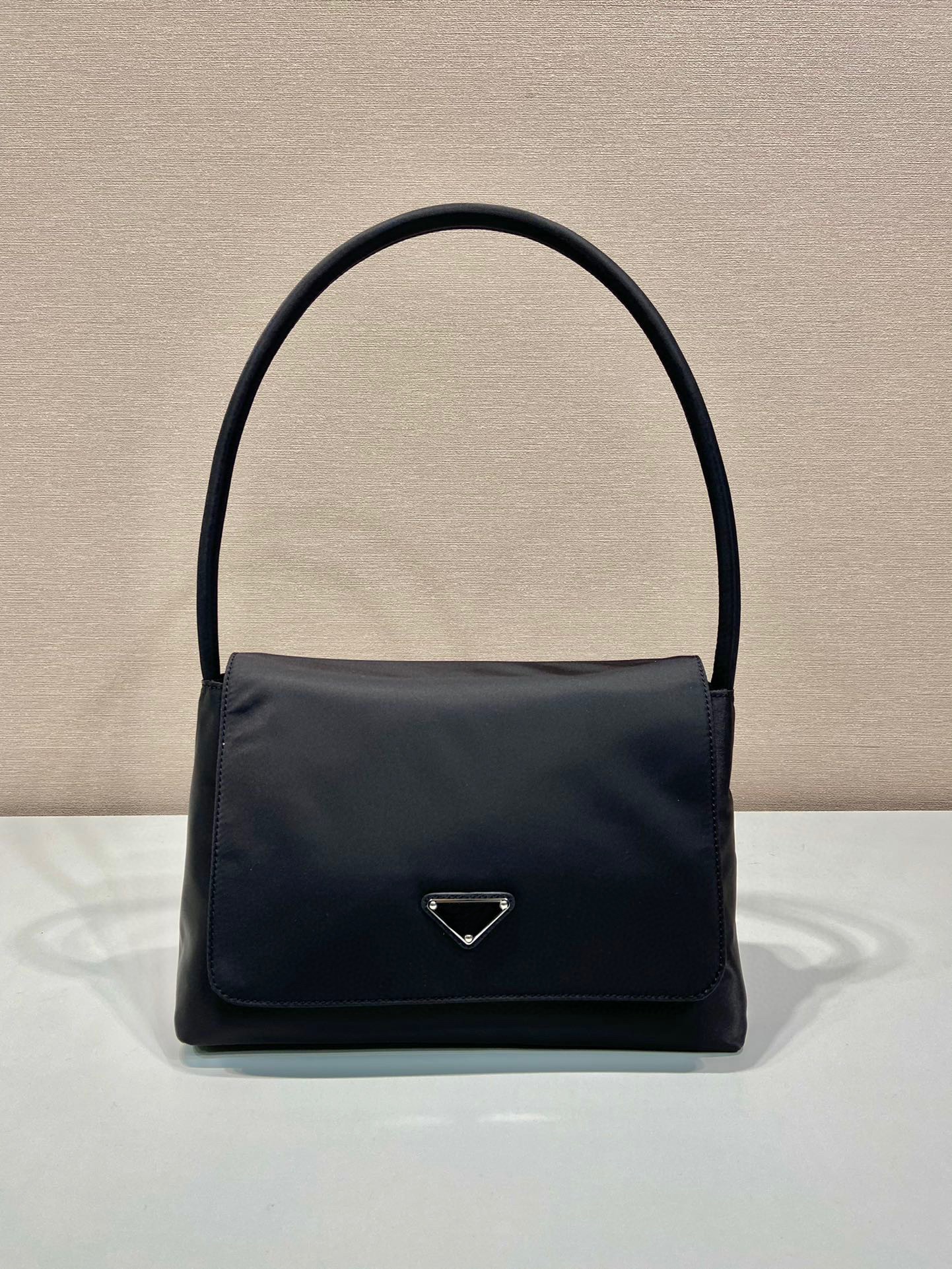 2023 New women's Tote bag high-end quality shoulder bag with nylon fabric, flap design and portable and shoulder capacity space, Black
2023 New women's Tote bag high-end quality shoulder bag with nylon fabric, flap design and portable and shoulder capacity space, Black