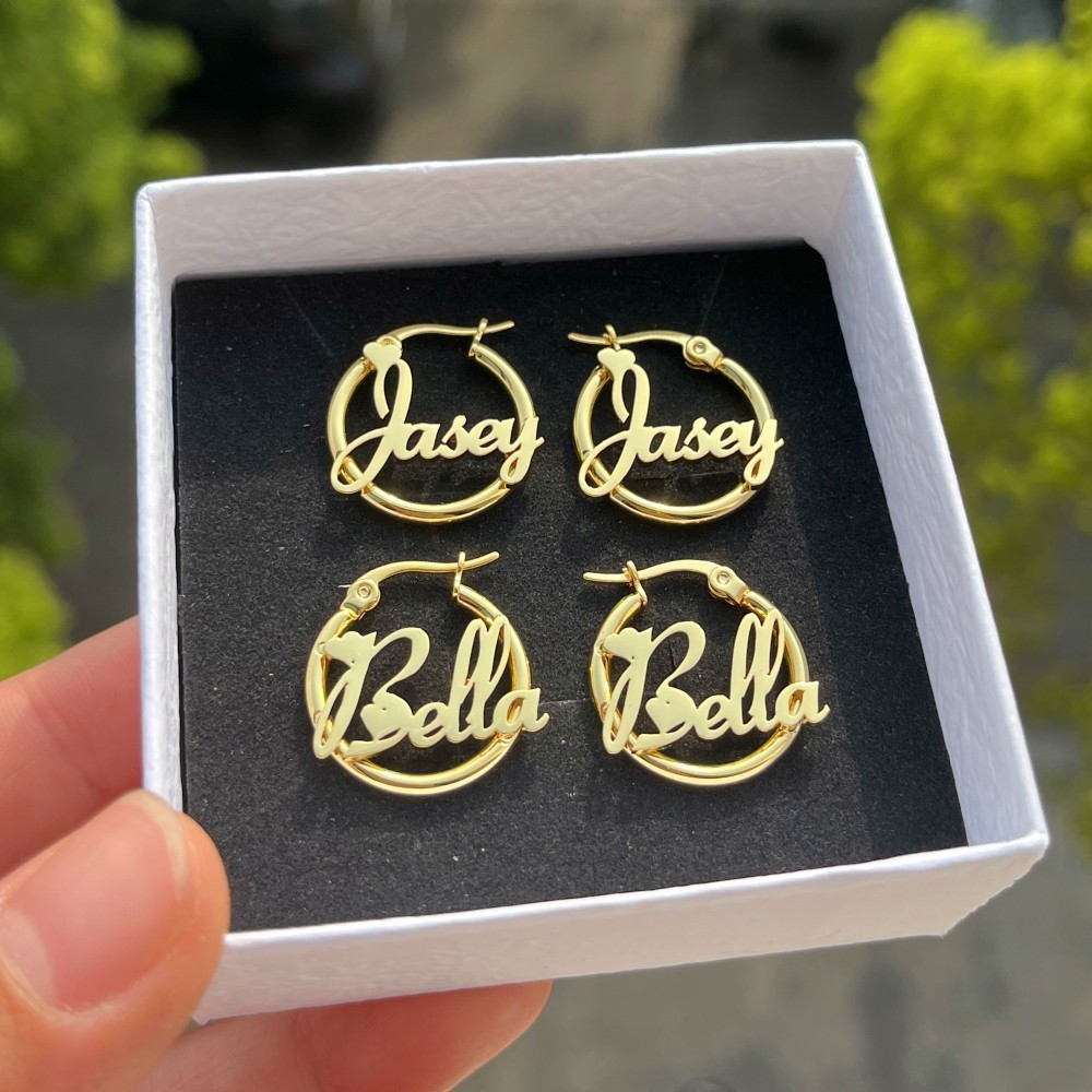 Hoop Huggie DUOYING Custom Nameplate Earrings Hoops 20mm 18K Gold Plated Stainless Steel Letter Round Earring Jewelry For Kids Gift 230627
Hoop Huggie DUOYING Custom Nameplate Earrings Hoops 20mm 18K Gold Plated Stainless Steel Letter Round Earring Jewelry For Kids Gift 230627