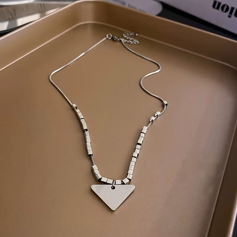 Designer silver color mens necklace women triangle trendy punk men enamel cool street womens pendants necklaces ladies chains luxury jewlery
Designer silver color mens necklace women triangle trendy punk men enamel cool street womens pendants necklaces ladies chains luxury jewlery