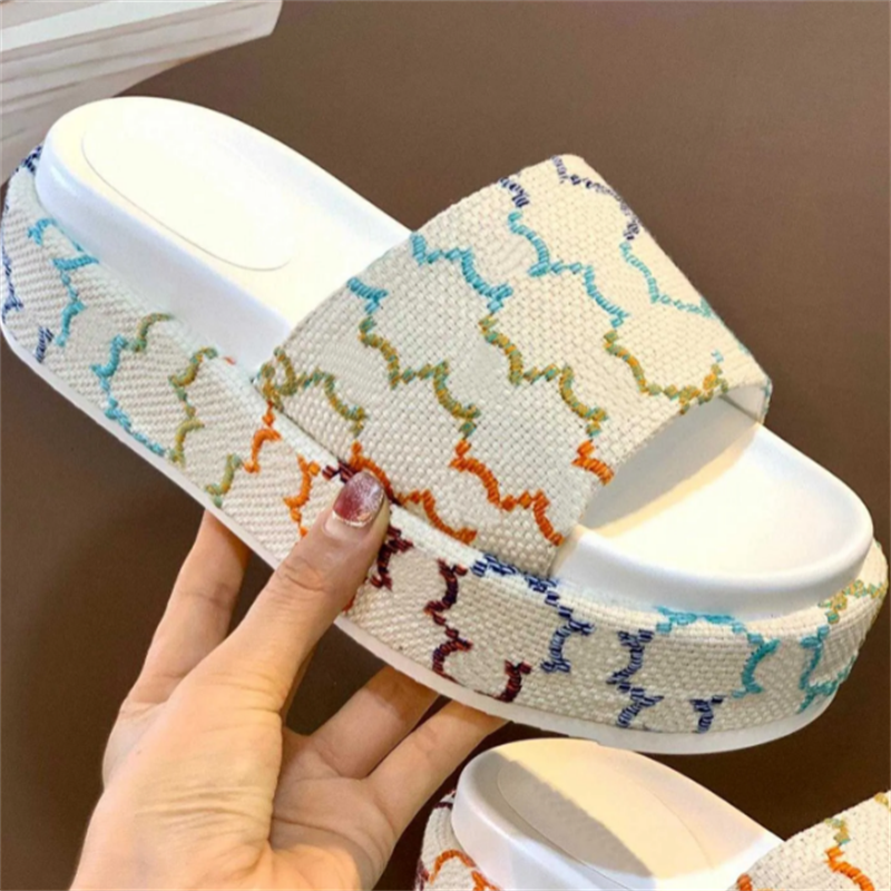 Slippers Designer Platform Slide Women Wedge Pattern Embroidery Beach Casual Slides Flip Flops Ladies Thick Bottom Luxury Sandals Home Shoes
Slippers Designer Platform Slide Women Wedge Pattern Embroidery Beach Casual Slides Flip Flops Ladies Thick Bottom Luxury Sandals Home Shoes