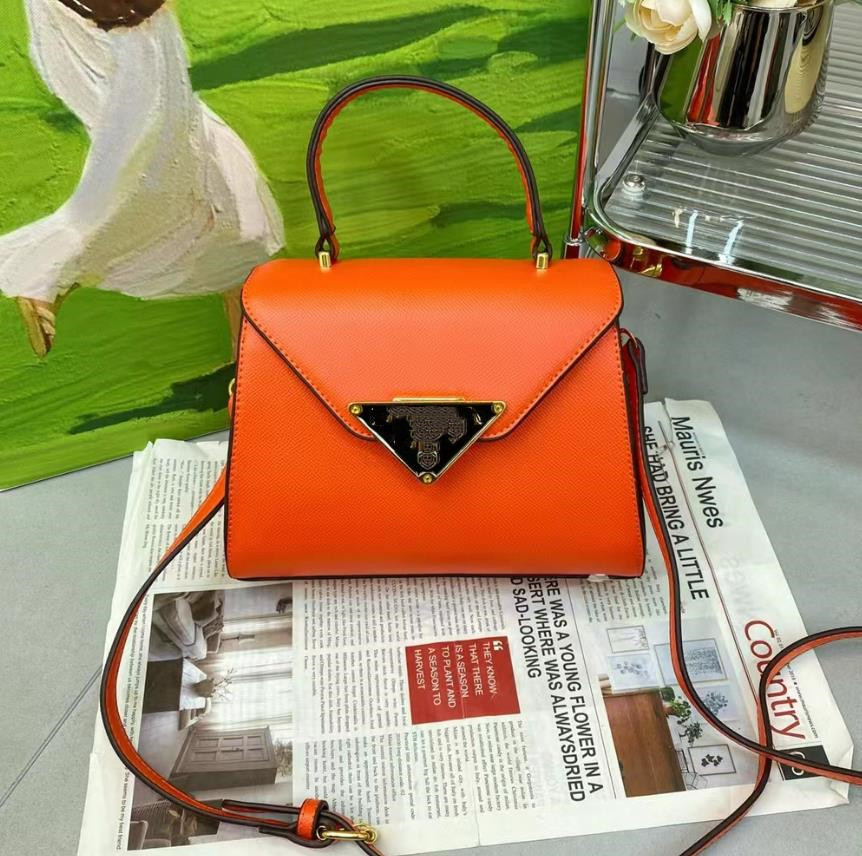 Top American triangle standard handbag bright face crossbody bag network red with casual Tote bag tide, 21.5*10.5*16cm
Top American triangle standard handbag bright face crossbody bag network red with casual Tote bag tide, 21.5*10.5*16cm