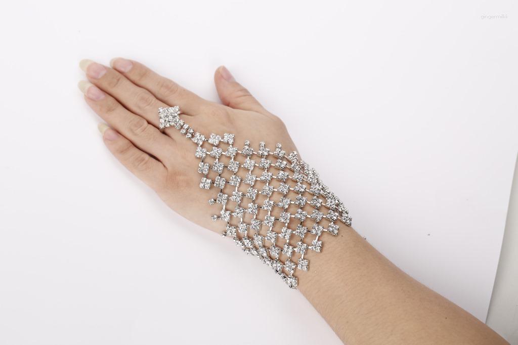 Charm Bracelets Bridal Bracelet Latin Dance High-End Rhinestone Finger Chain Performance Hand Jewelry Wedding Accessories
Charm Bracelets Bridal Bracelet Latin Dance High-End Rhinestone Finger Chain Performance Hand Jewelry Wedding Accessories