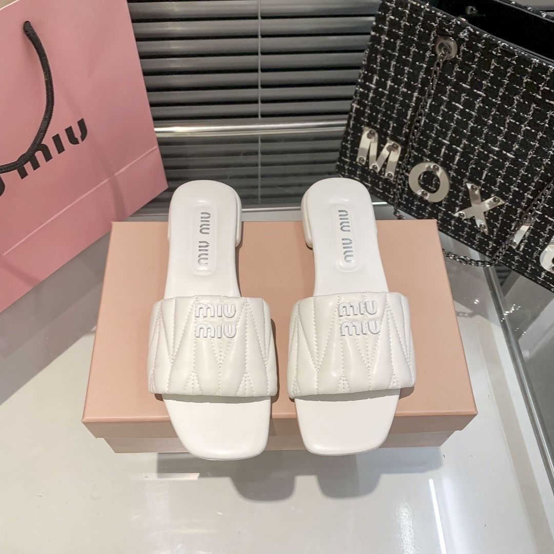 Slippers Shoes Women Slide Designer Sandals Mius Beach Wear Seaside Holiday Caligae Flat Bottom Square Open Toe Flip Flops 92PN
Slippers Shoes Women Slide Designer Sandals Mius Beach Wear Seaside Holiday Caligae Flat Bottom Square Open Toe Flip Flops 92PN