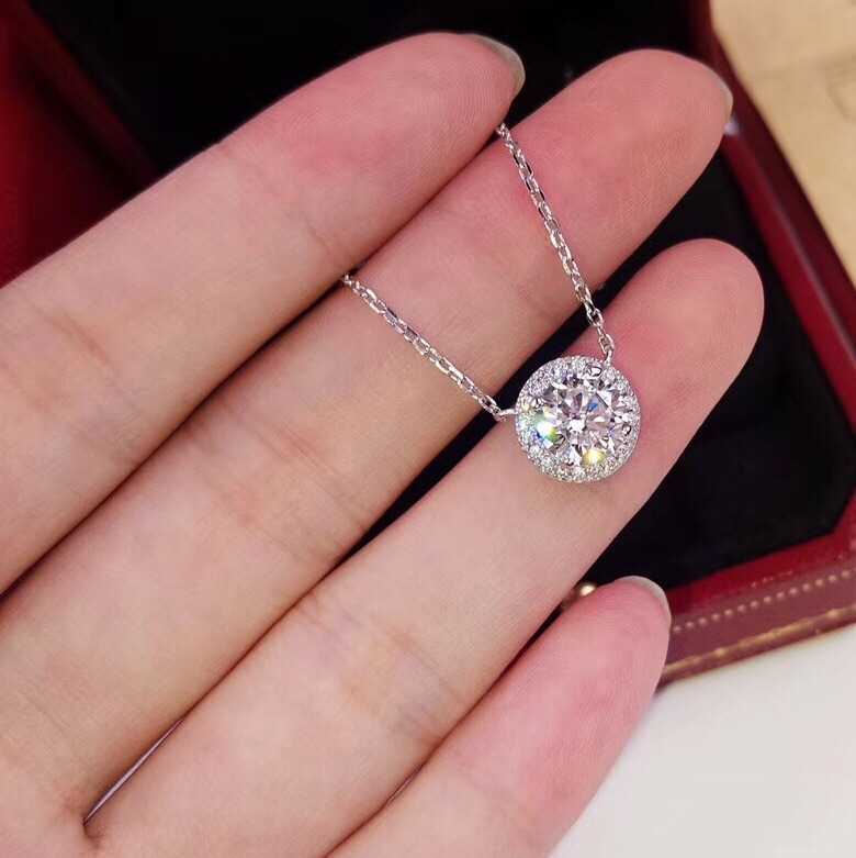 Original designer Carti Wai Inlaid Necklace Imitation Female Mosang Diamond Pure Silver Plated Collar Chain Pendant
Original designer Carti Wai Inlaid Necklace Imitation Female Mosang Diamond Pure Silver Plated Collar Chain Pendant