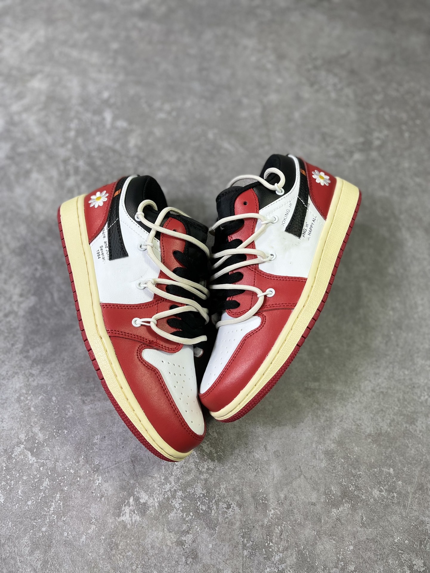 2023 Trendy Lace Up 1s Basketball Shoes Jumpman 1 Low Chicago University Red White Black Girls Boys Lifestyle Sneakers
2023 Trendy Lace Up 1s Basketball Shoes Jumpman 1 Low Chicago University Red White Black Girls Boys Lifestyle Sneakers
