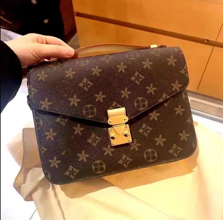 In Stocks Top Qualitys Handbags Classic Crossbody Bag Women Leather Flower Handbag Tote Messenger Shoulder Purses bags Woman 2022 fashion bags, Embossing red
In Stocks Top Qualitys Handbags Classic Crossbody Bag Women Leather Flower Handbag Tote Messenger Shoulder Purses bags Woman 2022 fashion bags, Embossing red