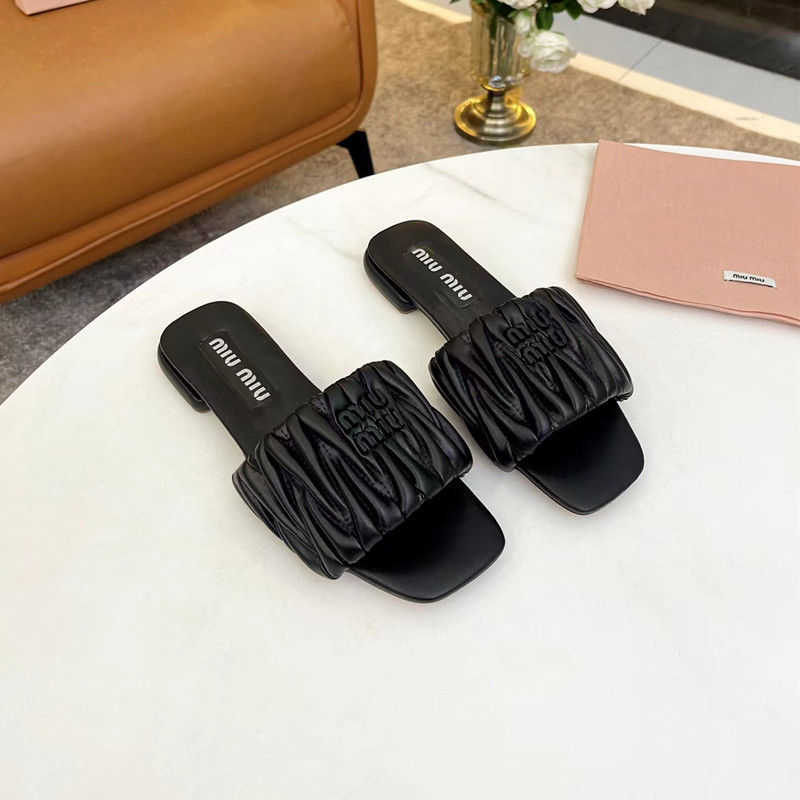 High Shoes Women Slide Designer Sandals Mius Beach Family Slippers for Women's Summer 2023 Internet Casual Outerwear Leather Square Toe Flat Sole in Fashion FF4T
High Shoes Women Slide Designer Sandals Mius Beach Family Slippers for Women's Summer 2023 Internet Casual Outerwear Leather Square Toe Flat Sole in Fashion FF4T