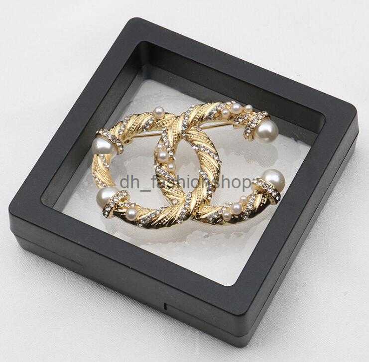 Luxury Designer 18K Gold Plated Pearl Brooches Fashion Mens Womens Brand Double Letter Pendant Brooche Sweater Suit Brought Pin Clothing Jewelry Accessories
Luxury Designer 18K Gold Plated Pearl Brooches Fashion Mens Womens Brand Double Letter Pendant Brooche Sweater Suit Brought Pin Clothing Jewelry Accessories