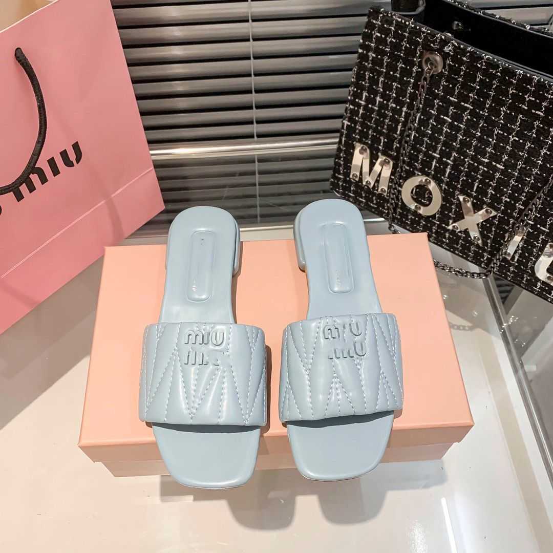 Sandals Mius Beach Shoes Family Women Slide Designer Slippers Sheepskin Extra Wear Fashion Fairy Flat Bottom Heel Square High CIBG
Sandals Mius Beach Shoes Family Women Slide Designer Slippers Sheepskin Extra Wear Fashion Fairy Flat Bottom Heel Square High CIBG