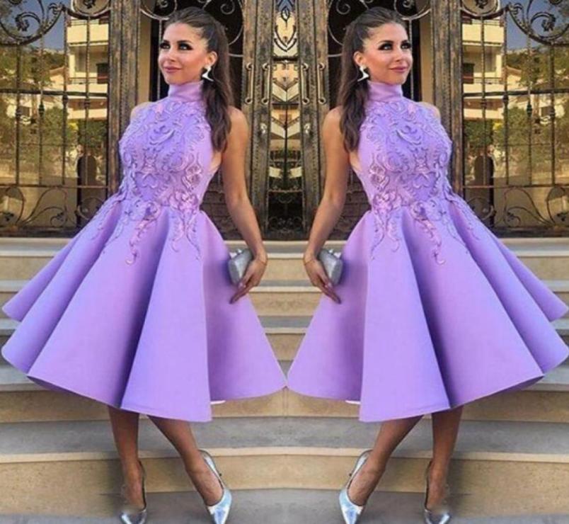 Light Purple Sleeveless Short Bridesmaid Dresses Lace Appliques High Neck Satin Knee Length Bridesmaid Gowns For Wedding Formal Pa1657081
Light Purple Sleeveless Short Bridesmaid Dresses Lace Appliques High Neck Satin Knee Length Bridesmaid Gowns For Wedding Formal Pa1657081