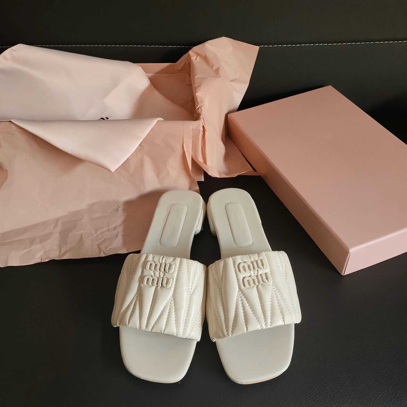 Sandals Mius Beach Shoes 2023 Women Slide Designer New Slippers for Women's Summer Outwear Leisure Vacation Square Flat Bottom KGU9
Sandals Mius Beach Shoes 2023 Women Slide Designer New Slippers for Women's Summer Outwear Leisure Vacation Square Flat Bottom KGU9