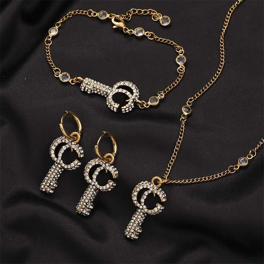 2023 Gujia New Key Fashion Old Jewelry Set Women's Necklace Bracelet G Letter Earrings
2023 Gujia New Key Fashion Old Jewelry Set Women's Necklace Bracelet G Letter Earrings