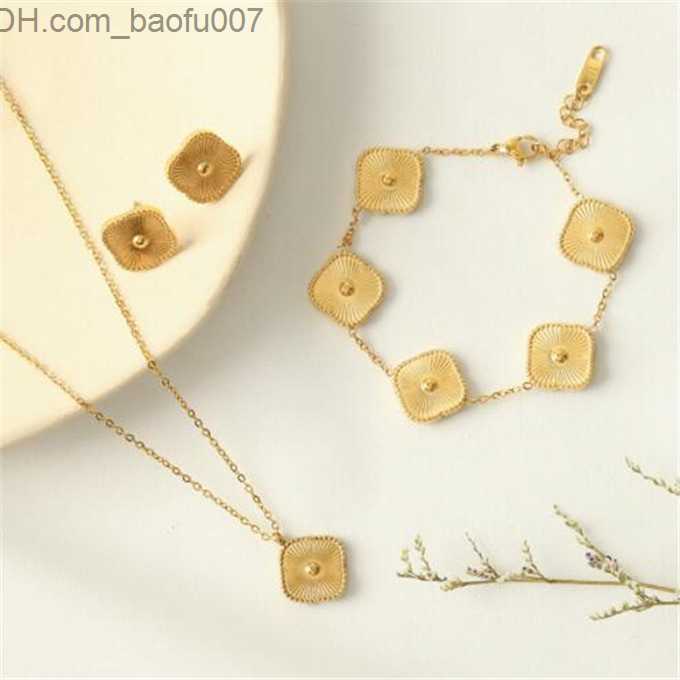 Pendant Necklaces Designer pendant Jewelry female necklace bracelet earrings 3-piece set made of stainless steel 18K gold wholesale Z230629
Pendant Necklaces Designer pendant Jewelry female necklace bracelet earrings 3-piece set made of stainless steel 18K gold wholesale Z230629
