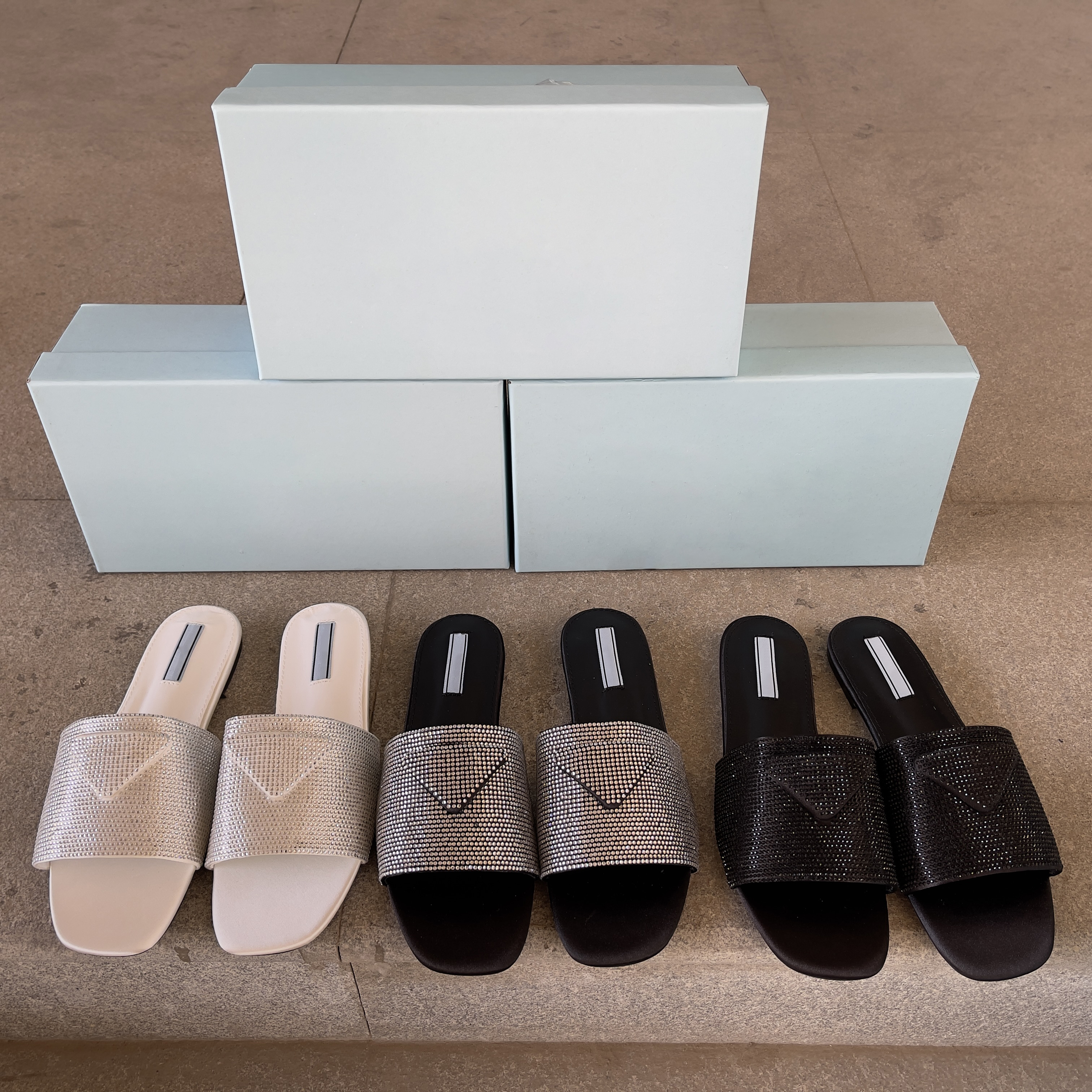 Summer New Water Diamond Upper Leather Mid and Low Heel Slipper Casual Holiday Sandal Indoor and Outdoor Slipper Bathroom Flat Bottom Slide with box 35-42
Summer New Water Diamond Upper Leather Mid and Low Heel Slipper Casual Holiday Sandal Indoor and Outdoor Slipper Bathroom Flat Bottom Slide with box 35-42