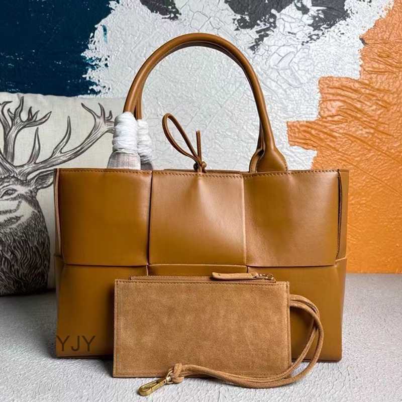 Tote Luxury Bag Bottegas BVs New Women's ARCO Handbag with Pure Handwoven Intrecio Tote Leather, Black sheepskin/suede
Tote Luxury Bag Bottegas BVs New Women's ARCO Handbag with Pure Handwoven Intrecio Tote Leather, Black sheepskin/suede