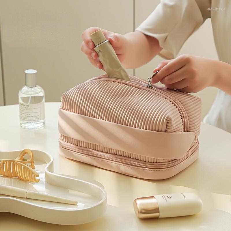 Cosmetic Bags Cream Toast Toiletry Bag Large Capacity Women's Portable Lipstick Storage Carry-on Travel, Green hand
Cosmetic Bags Cream Toast Toiletry Bag Large Capacity Women's Portable Lipstick Storage Carry-on Travel, Green hand