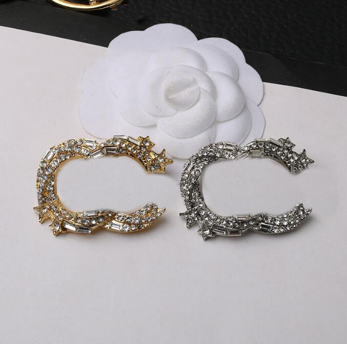 Luxury Women Men Designer Brand Letter Brooches 18K Gold Plated Inlay Crystal Rhinestone Jewelry Brooch Charm Pearl Pin STAR Marry Christmas Party Gift Accessorie
Luxury Women Men Designer Brand Letter Brooches 18K Gold Plated Inlay Crystal Rhinestone Jewelry Brooch Charm Pearl Pin STAR Marry Christmas Party Gift Accessorie