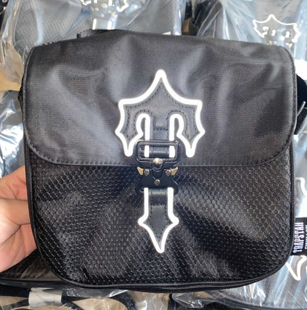 Shoulder Bags Trapstar London Outdoor Messenger Irongate T Cross Body Bag Black Reflective Skull Buckle closure Designer Brand Fashion trend 65ess
Shoulder Bags Trapstar London Outdoor Messenger Irongate T Cross Body Bag Black Reflective Skull Buckle closure Designer Brand Fashion trend 65ess