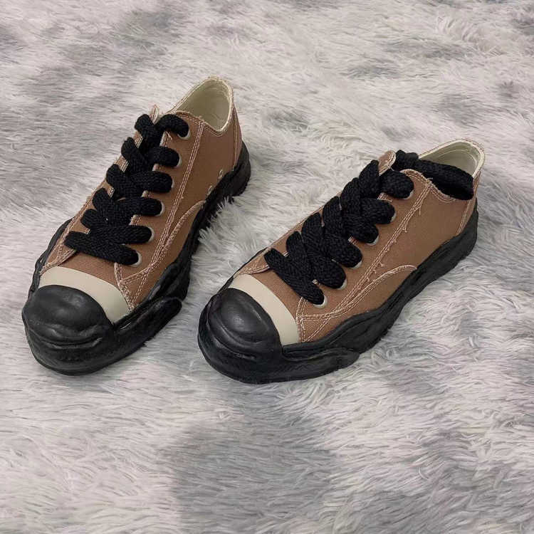 Maison Mihara Yasuhiro MMY Shoes with a white sole and a smile on the opening. Thick soles increase the height of casual men's and women's canvas shoes, Color 3
Maison Mihara Yasuhiro MMY Shoes with a white sole and a smile on the opening. Thick soles increase the height of casual men's and women's canvas shoes, Color 3