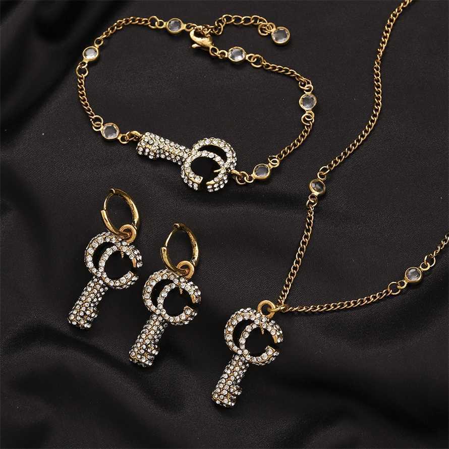 2023 Gujia New Key Fashion Old Jewelry Set Women's Necklace Bracelet G Letter Earrings
2023 Gujia New Key Fashion Old Jewelry Set Women's Necklace Bracelet G Letter Earrings